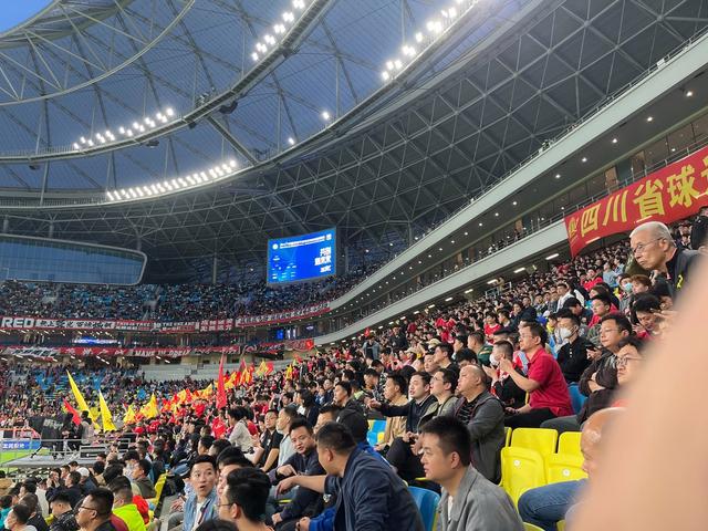关于热闹非凡！国内足球吸引大批球迷的信息