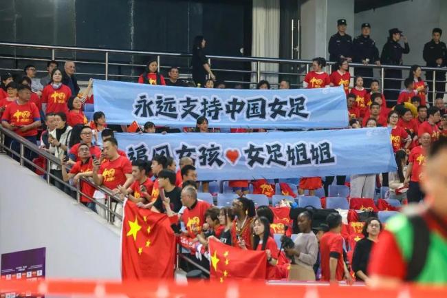中国女足豪取胜利，表现出色