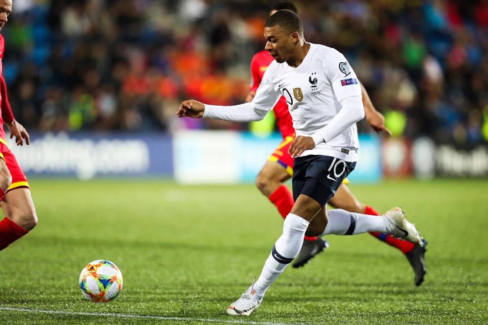 法国队在主场比赛中取得胜利，积分榜领先