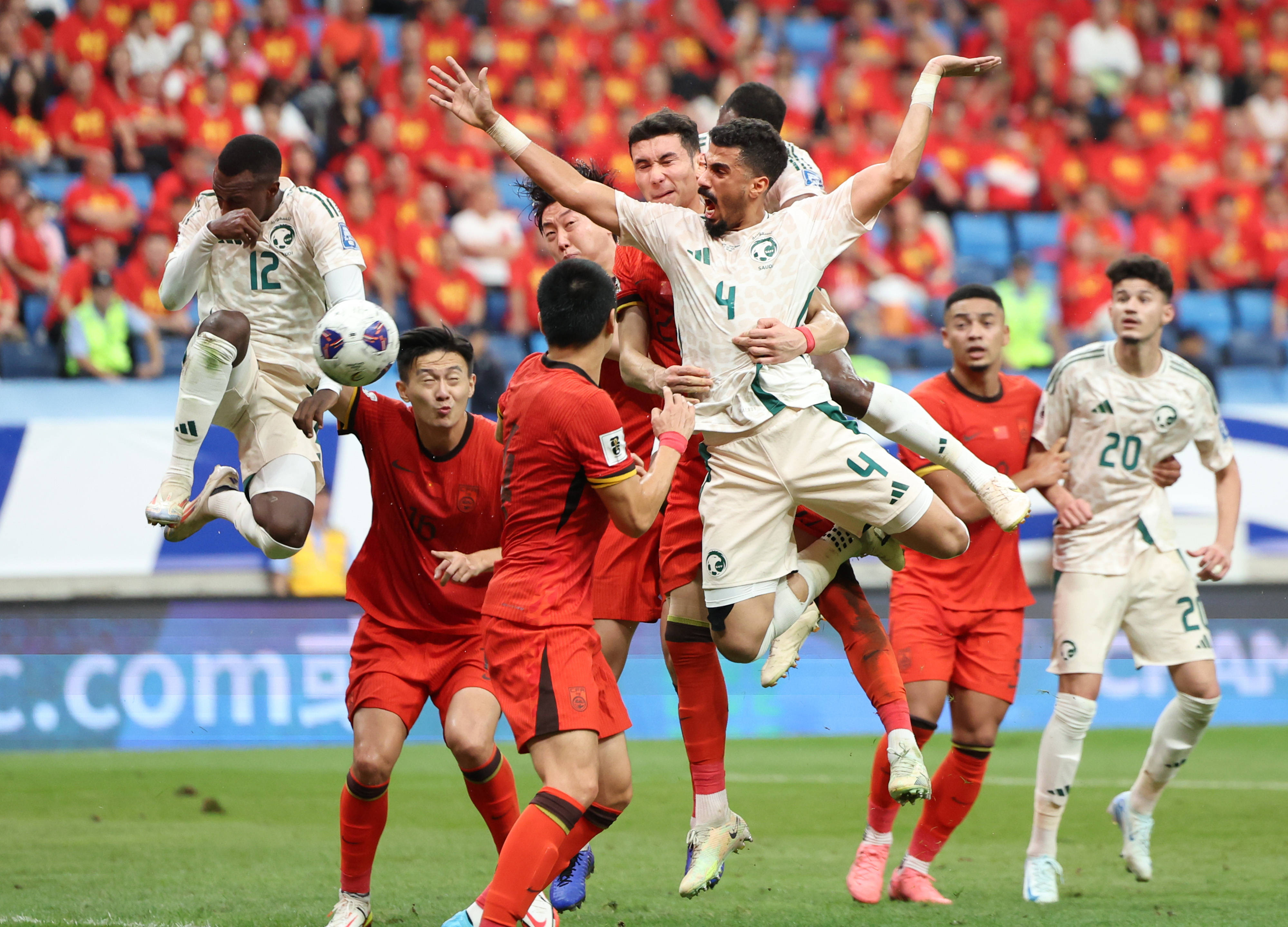 国家足球队在国际比赛中展现出色表现