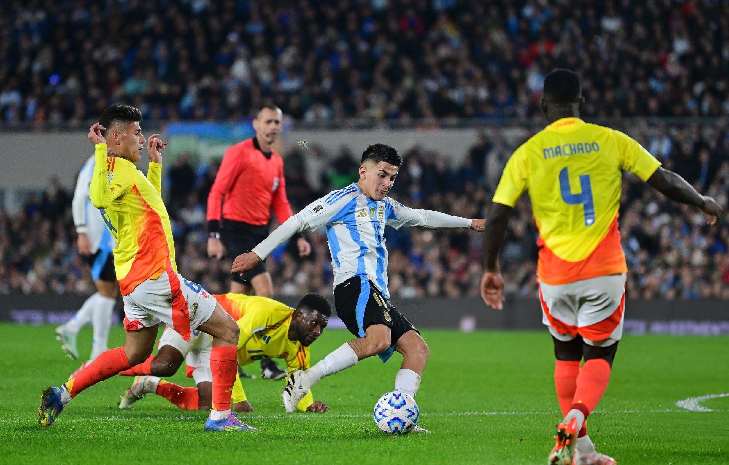 哥伦比亚队实力抢眼，轻松晋级四强的简单介绍