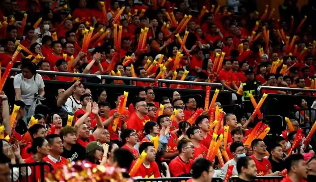 现场球迷热情高涨,激励球员斗志 现场球迷热情高涨,激励球员斗志